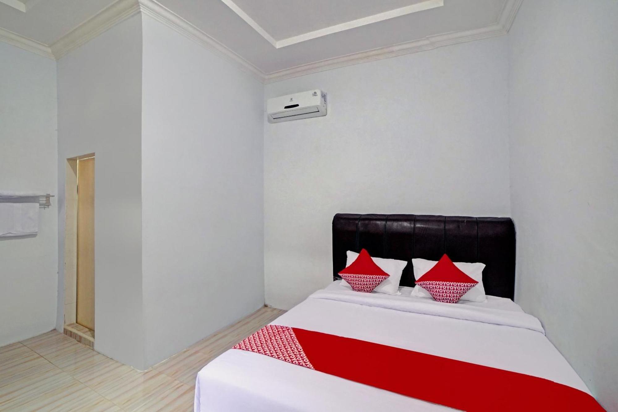 Oyo 90503 Madina Syariah Hotel 2*